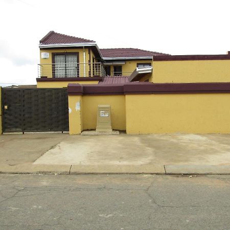 Phomolong Guest House Soweto Bagian luar foto
