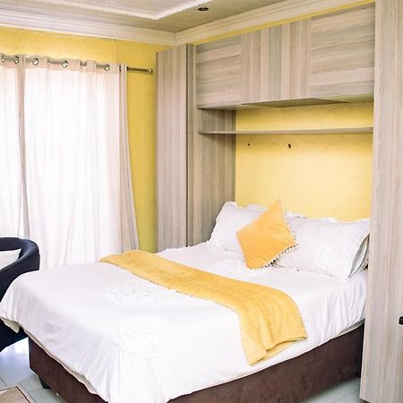 Phomolong Guest House Soweto Bagian luar foto