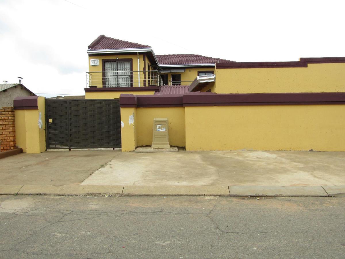 Phomolong Guest House Soweto Bagian luar foto
