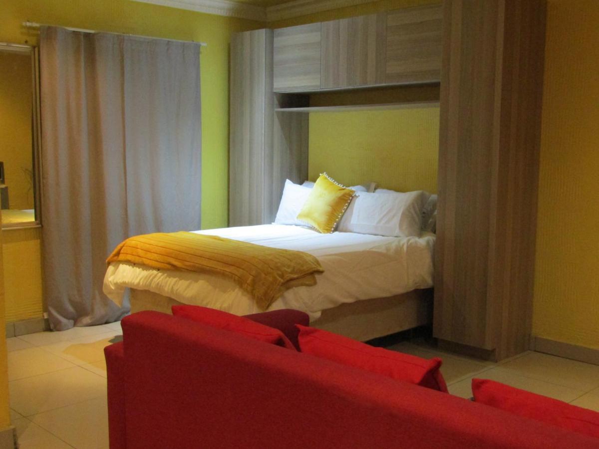 Phomolong Guest House Soweto Bagian luar foto
