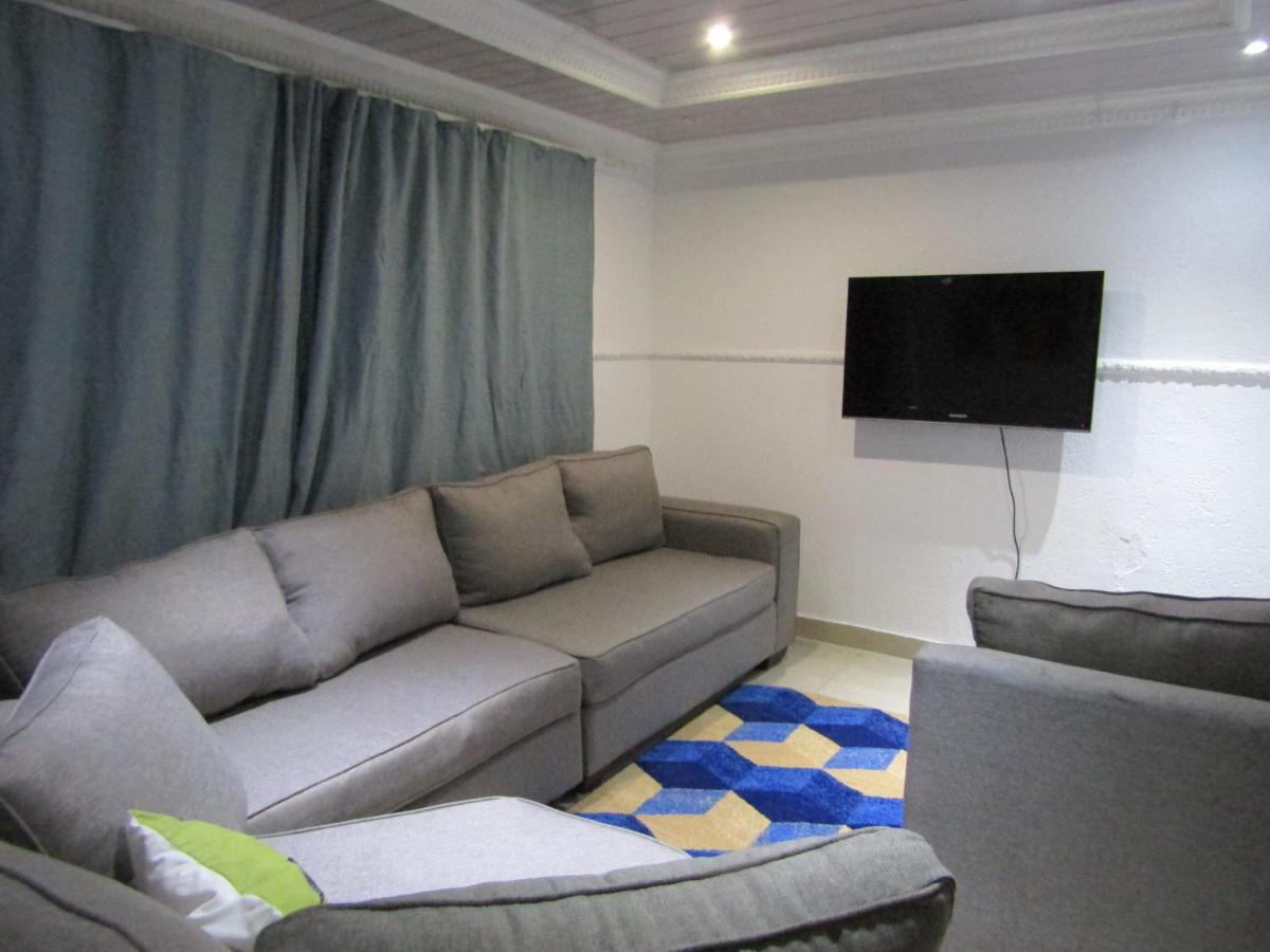 Phomolong Guest House Soweto Bagian luar foto