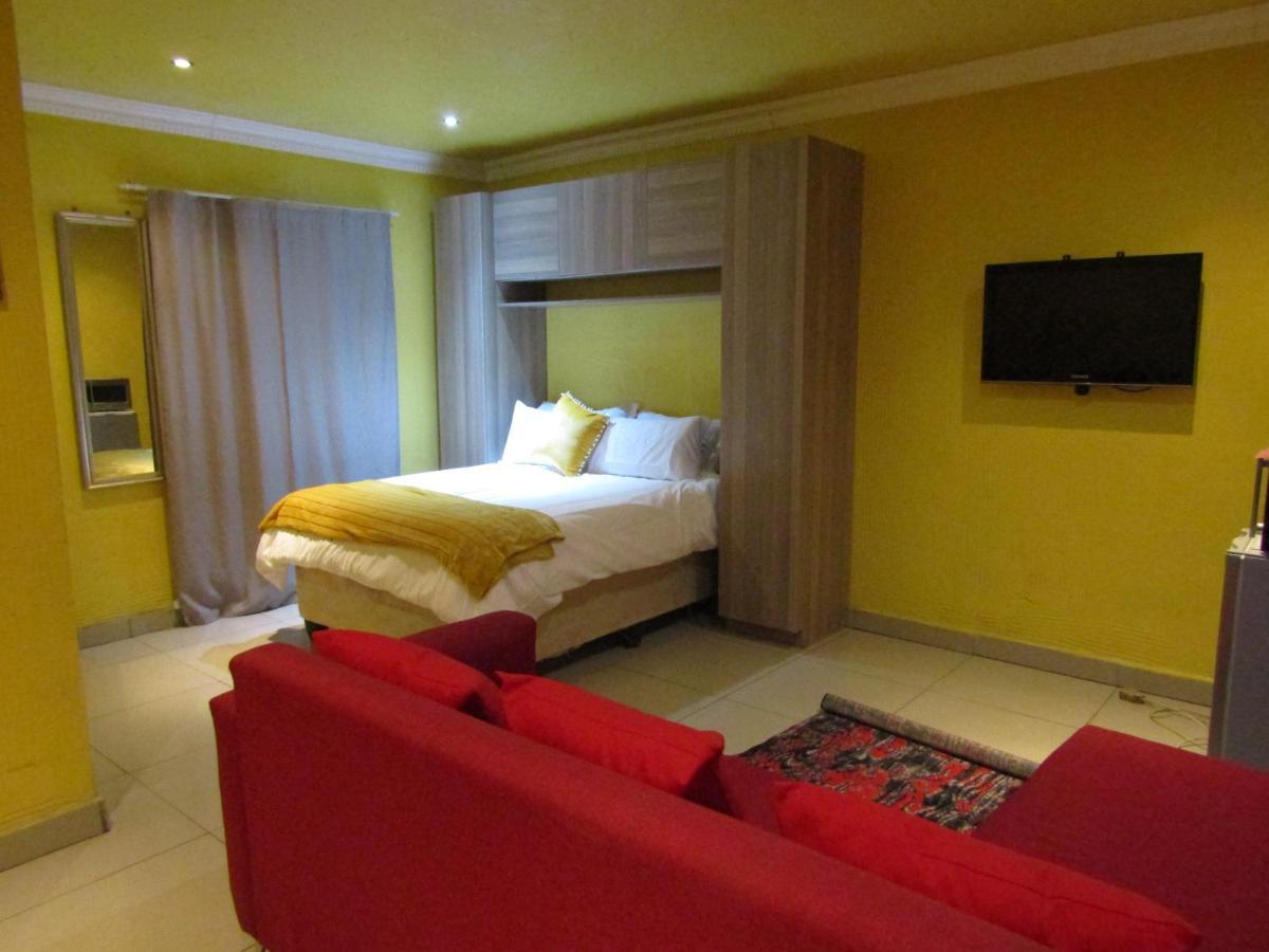 Phomolong Guest House Soweto Bagian luar foto