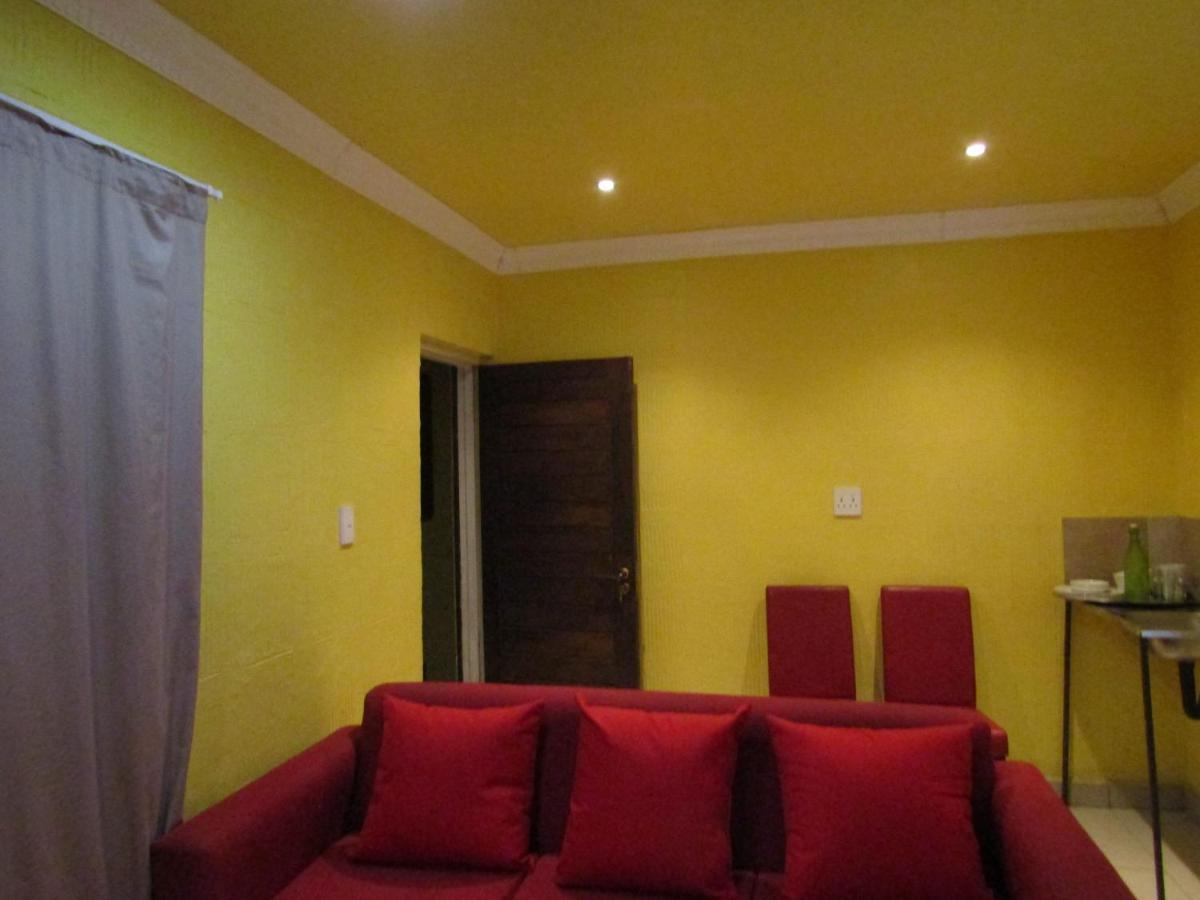 Phomolong Guest House Soweto Bagian luar foto