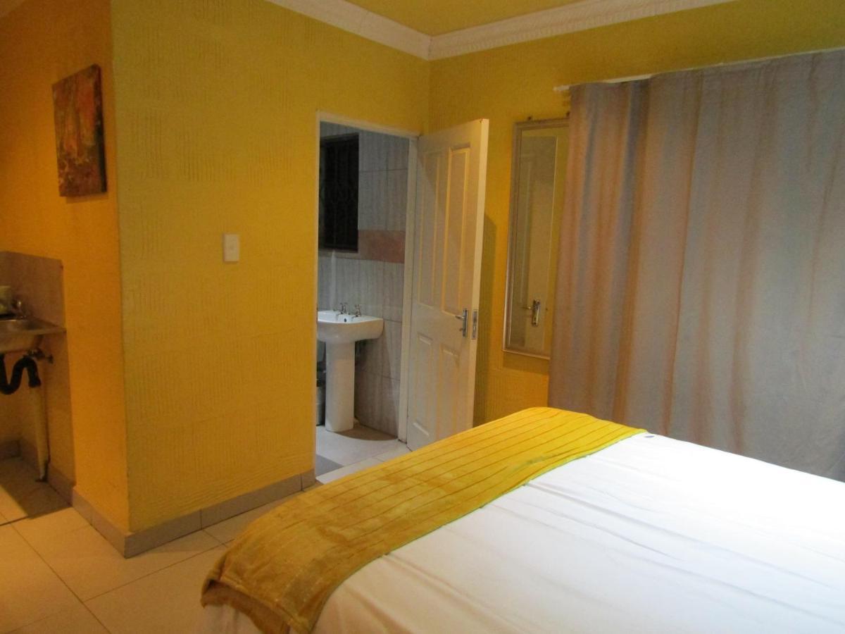 Phomolong Guest House Soweto Bagian luar foto