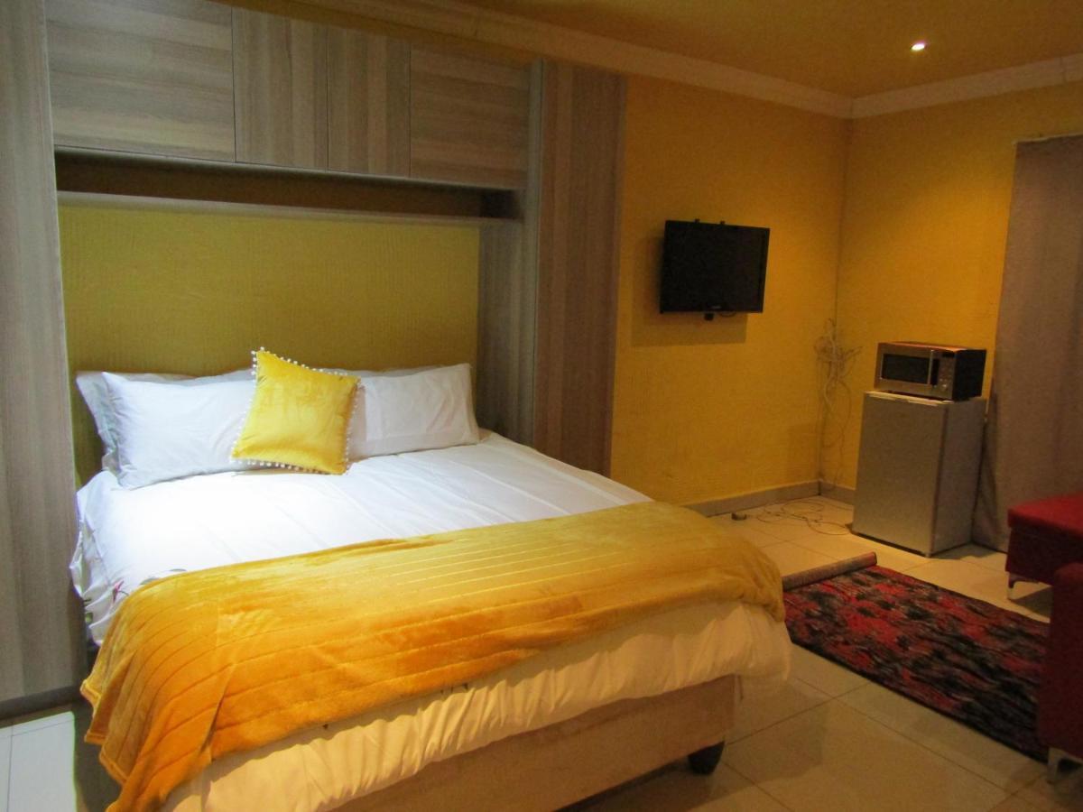 Phomolong Guest House Soweto Bagian luar foto