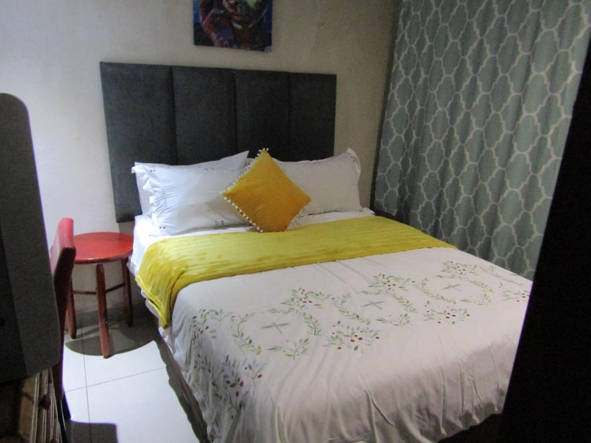 Phomolong Guest House Soweto Bagian luar foto