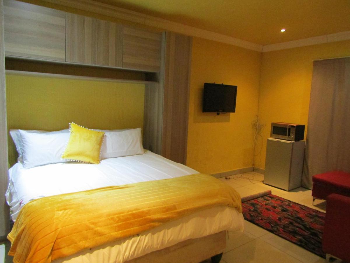 Phomolong Guest House Soweto Bagian luar foto