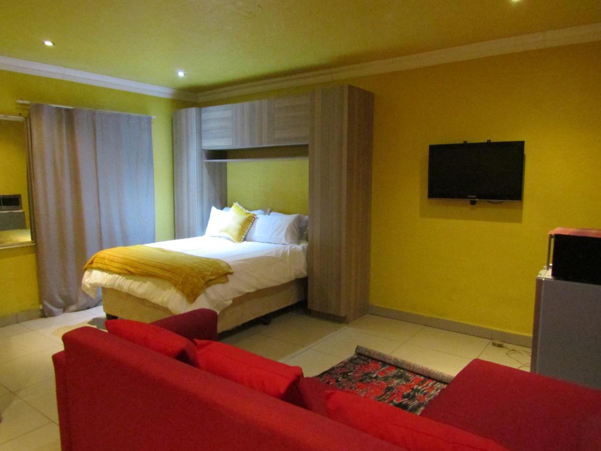 Phomolong Guest House Soweto Bagian luar foto