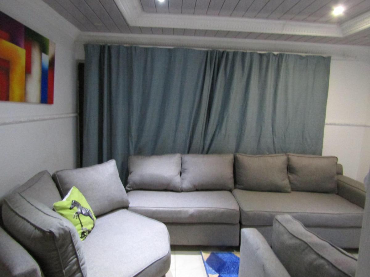 Phomolong Guest House Soweto Bagian luar foto
