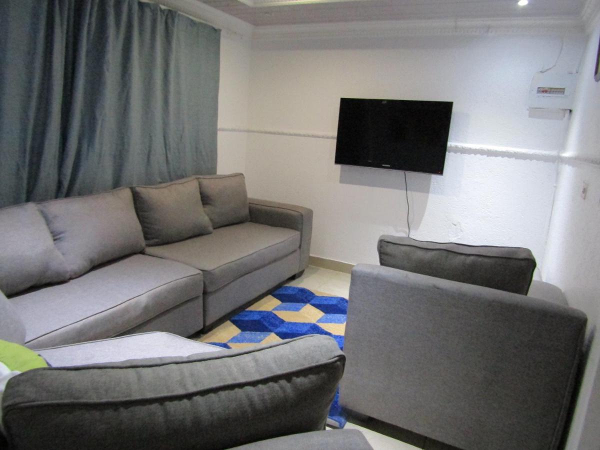 Phomolong Guest House Soweto Bagian luar foto