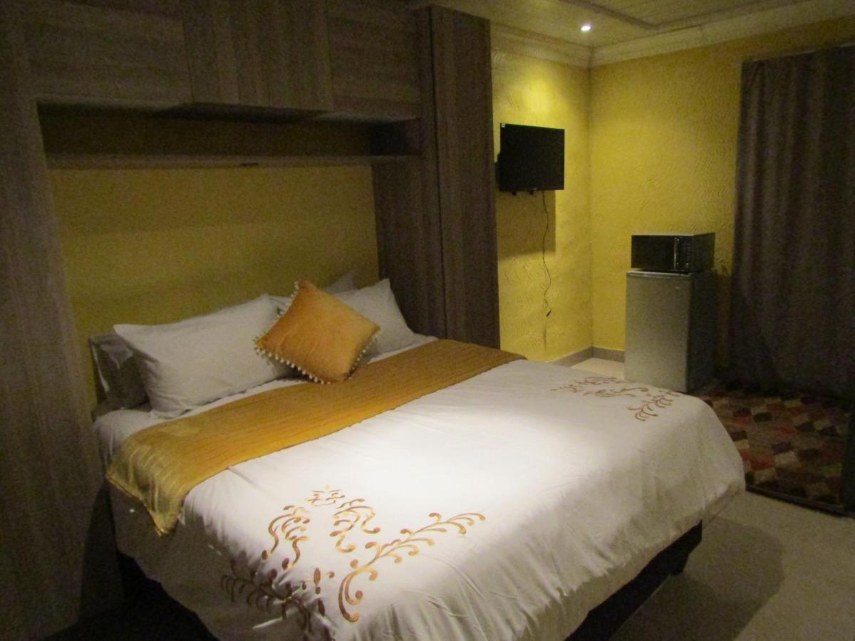 Phomolong Guest House Soweto Bagian luar foto