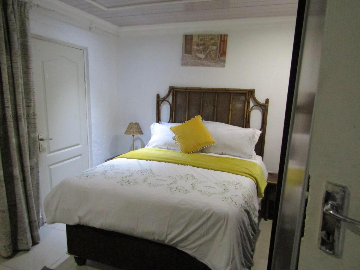Phomolong Guest House Soweto Bagian luar foto