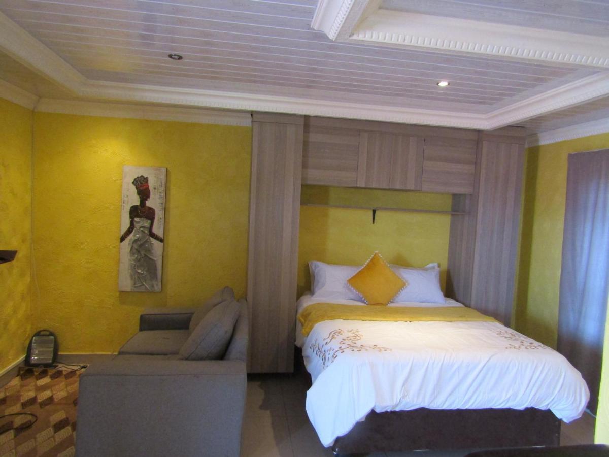 Phomolong Guest House Soweto Bagian luar foto