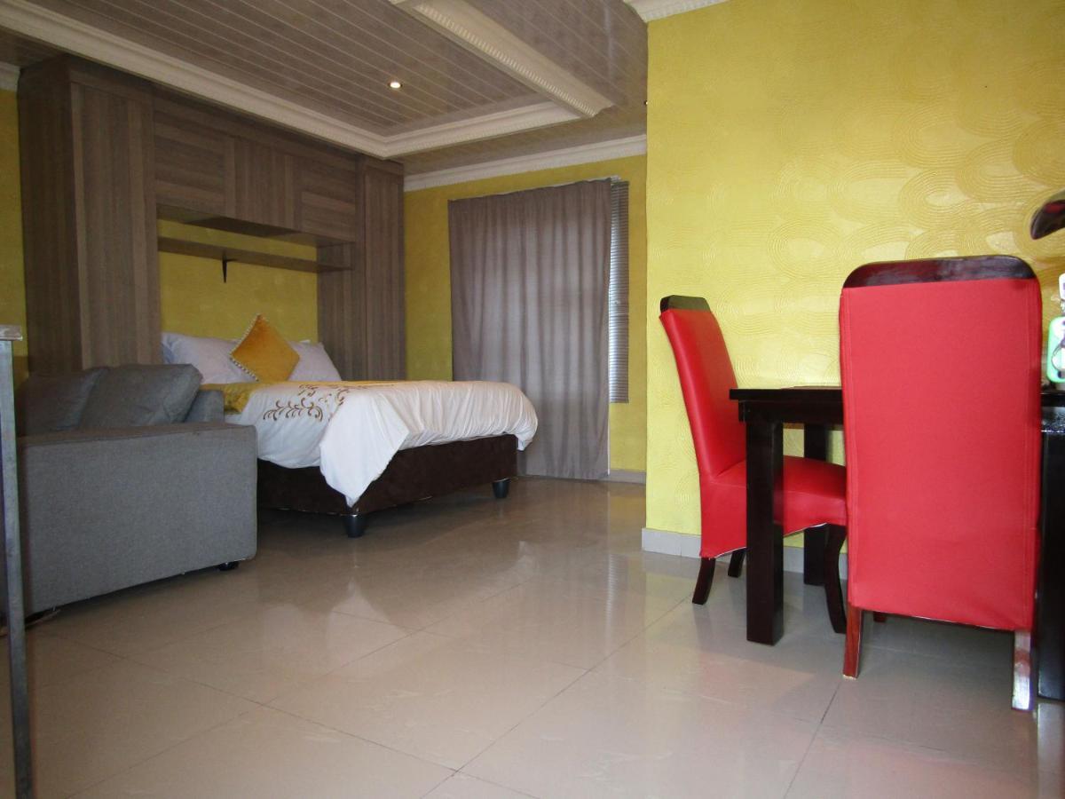 Phomolong Guest House Soweto Bagian luar foto
