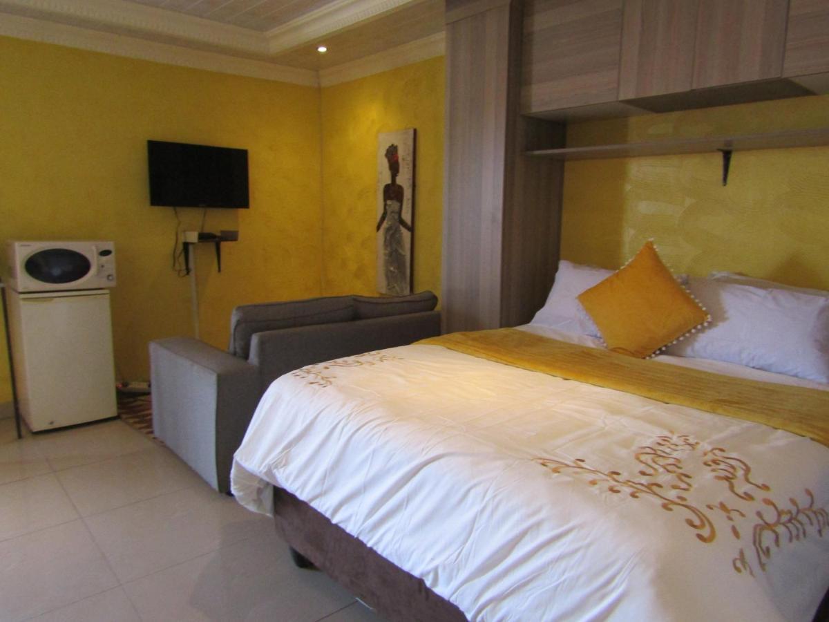 Phomolong Guest House Soweto Bagian luar foto