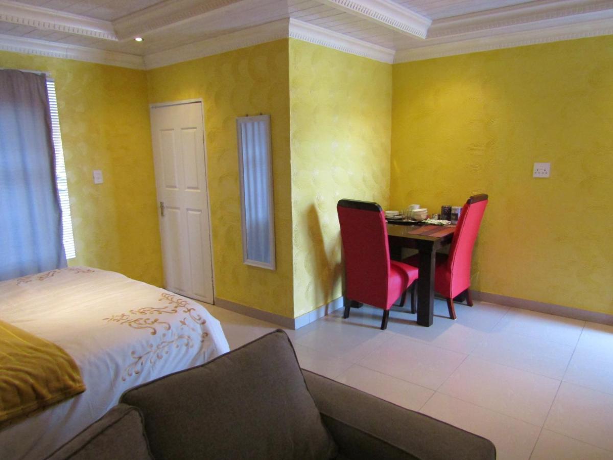 Phomolong Guest House Soweto Bagian luar foto