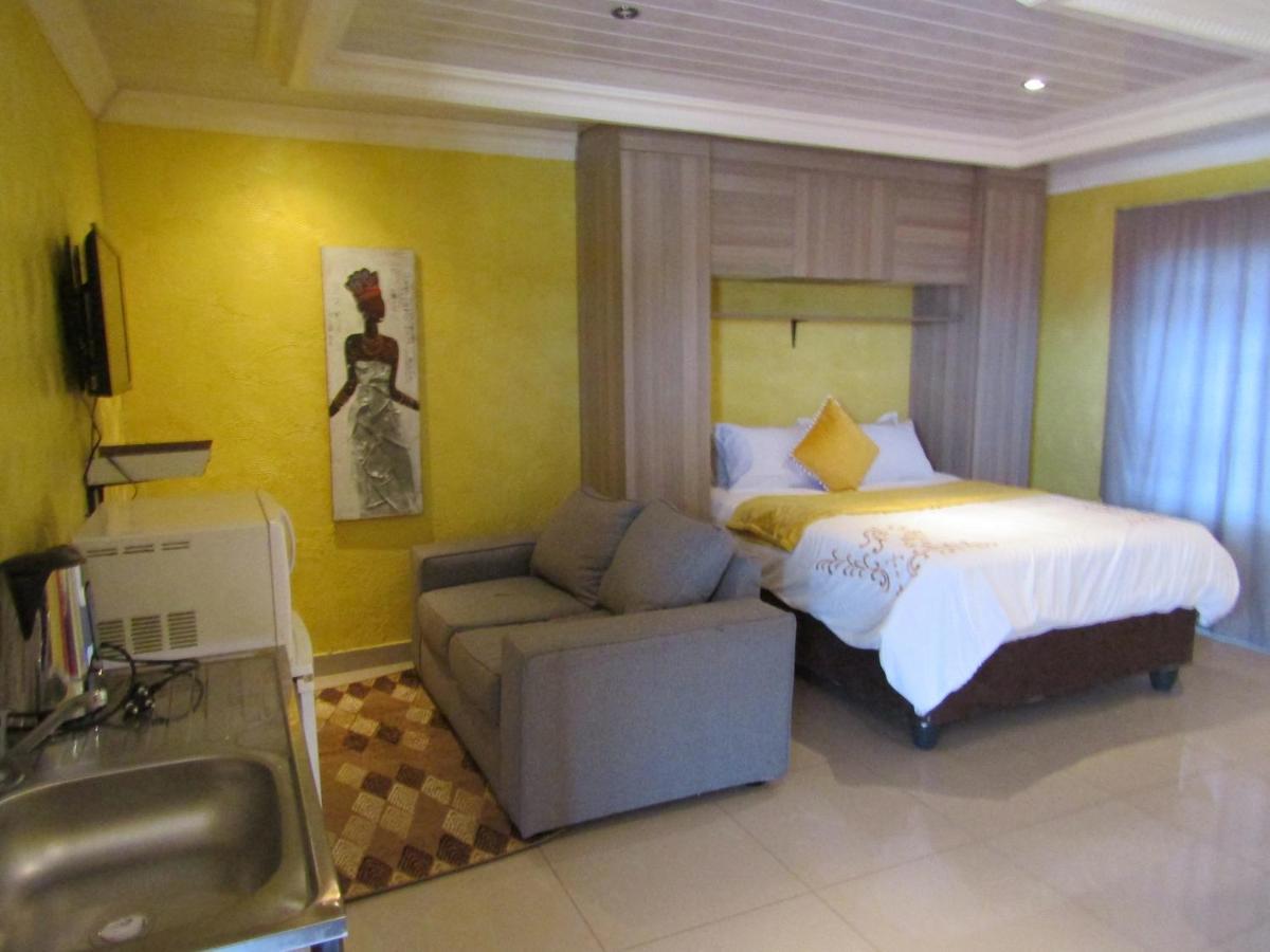 Phomolong Guest House Soweto Bagian luar foto