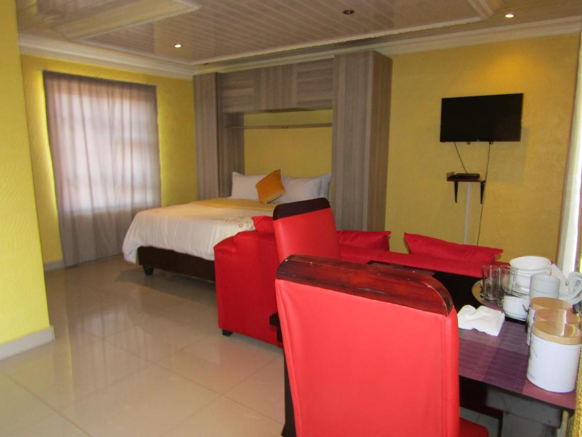 Phomolong Guest House Soweto Bagian luar foto