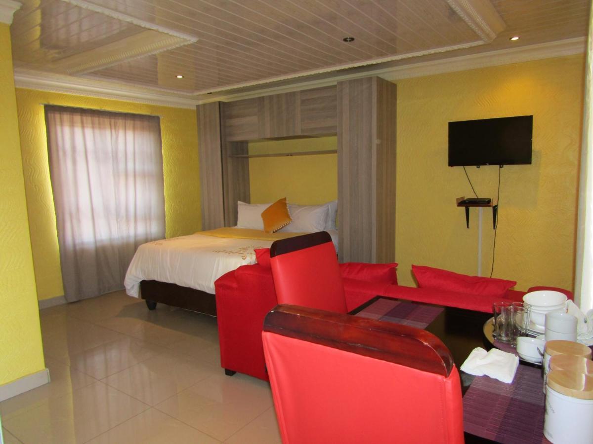 Phomolong Guest House Soweto Bagian luar foto