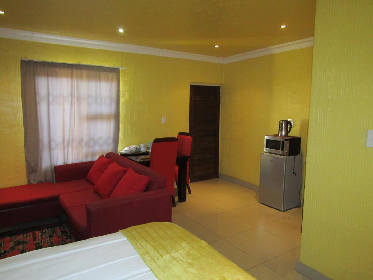 Phomolong Guest House Soweto Bagian luar foto