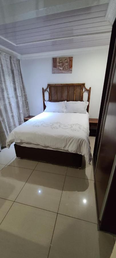 Phomolong Guest House Soweto Bagian luar foto