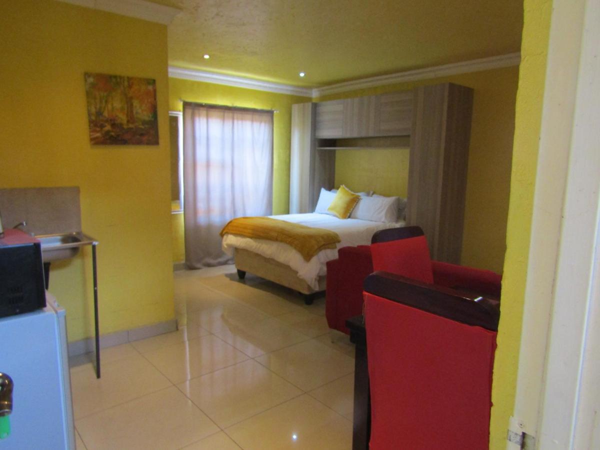 Phomolong Guest House Soweto Bagian luar foto