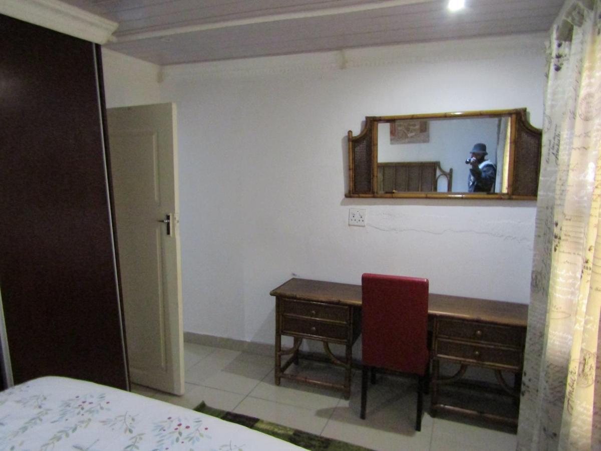 Phomolong Guest House Soweto Bagian luar foto