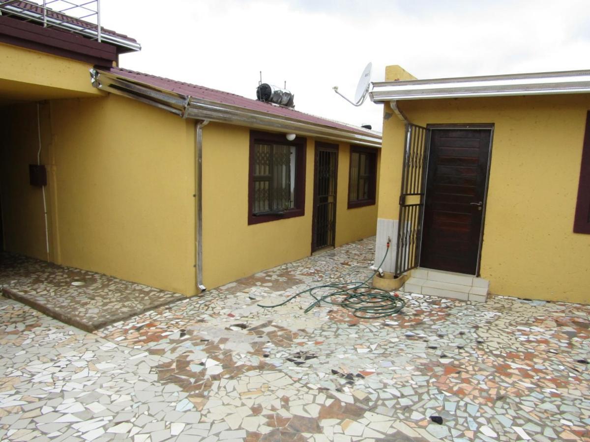 Phomolong Guest House Soweto Bagian luar foto