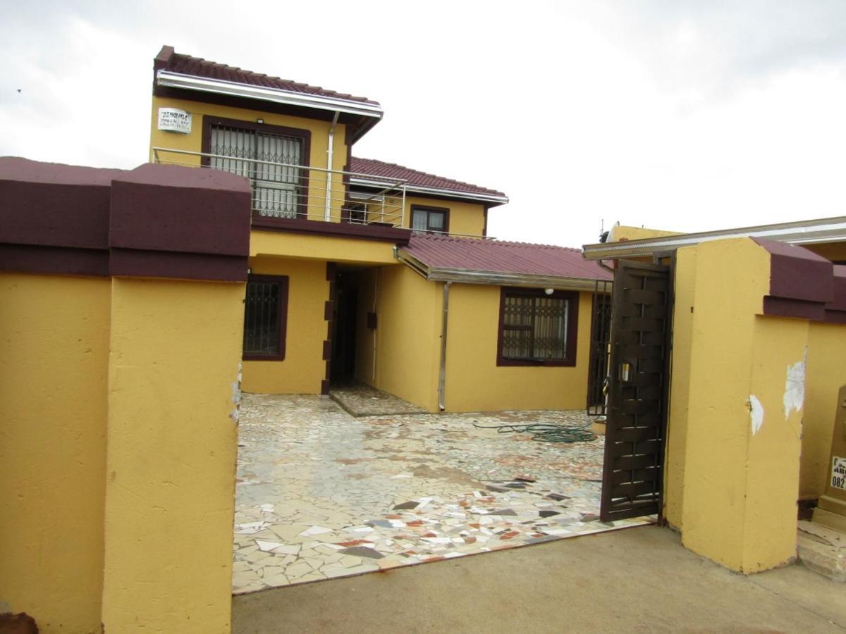 Phomolong Guest House Soweto Bagian luar foto