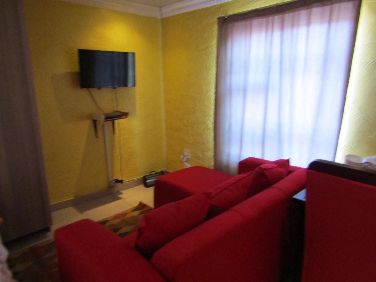 Phomolong Guest House Soweto Bagian luar foto