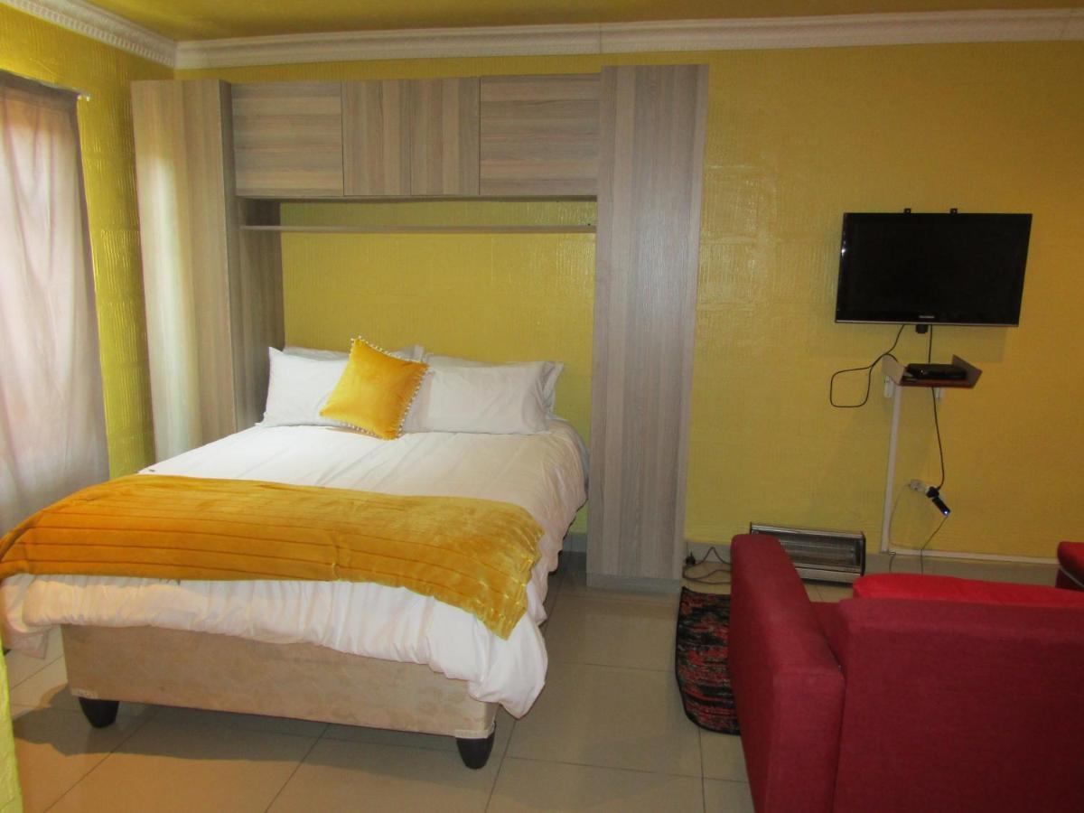 Phomolong Guest House Soweto Bagian luar foto