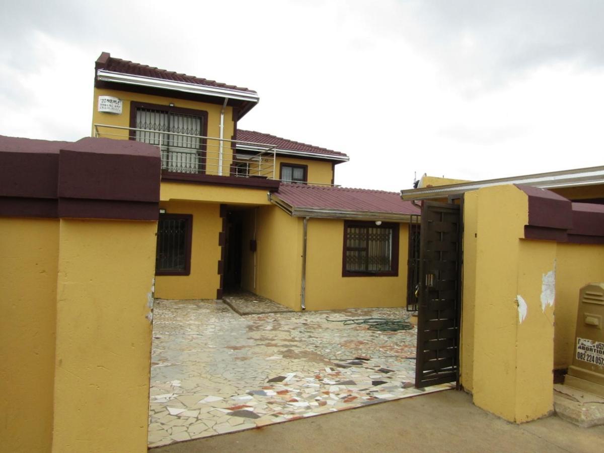 Phomolong Guest House Soweto Bagian luar foto
