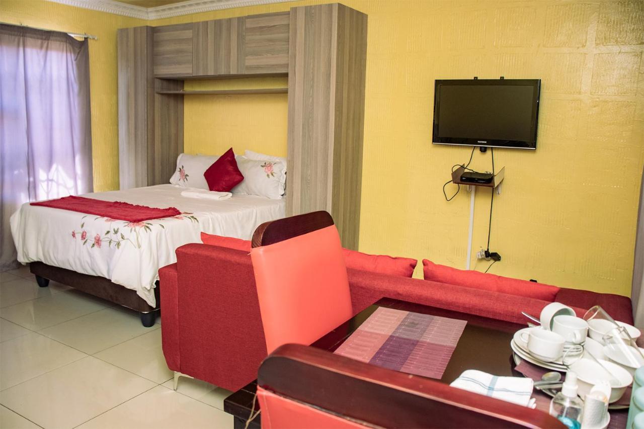 Phomolong Guest House Soweto Bagian luar foto