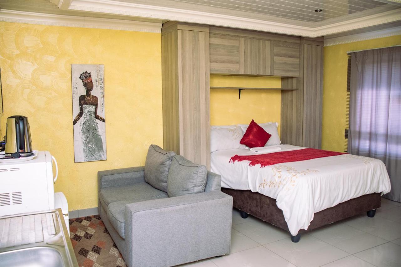 Phomolong Guest House Soweto Bagian luar foto