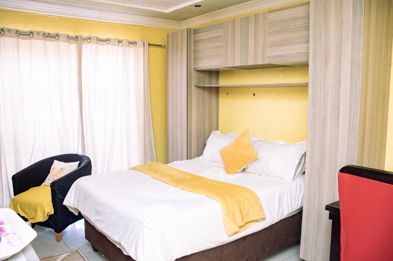 Phomolong Guest House Soweto Bagian luar foto