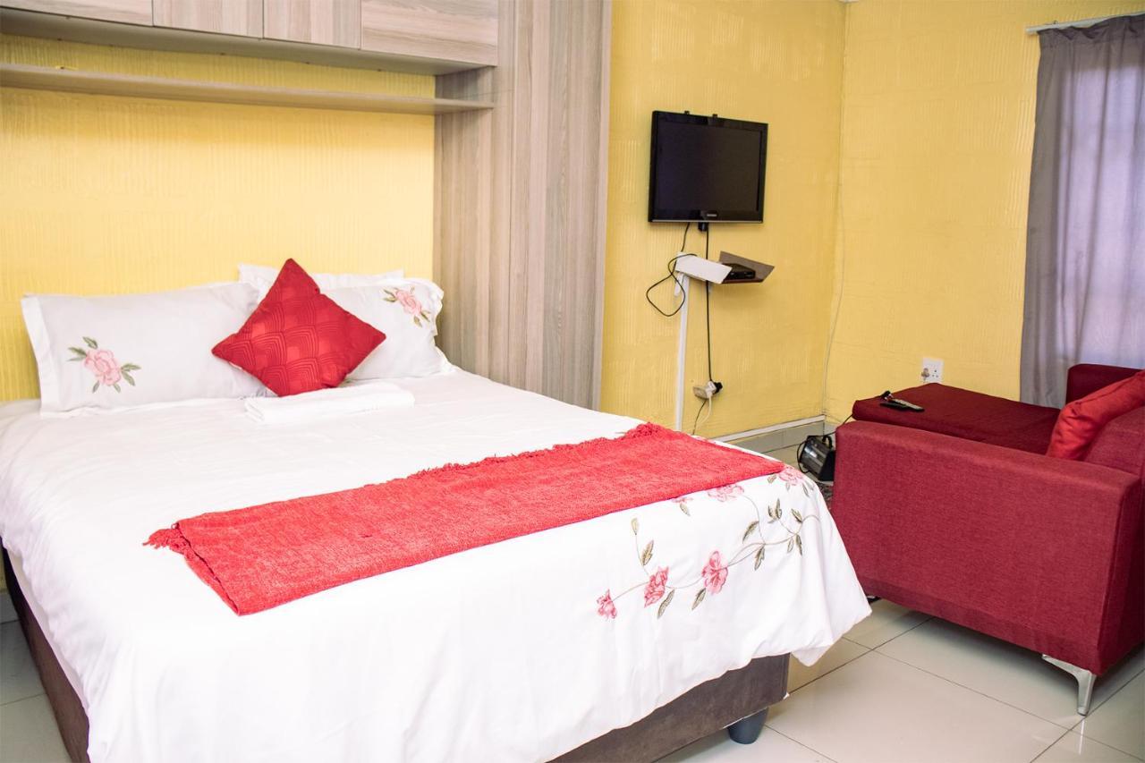 Phomolong Guest House Soweto Bagian luar foto