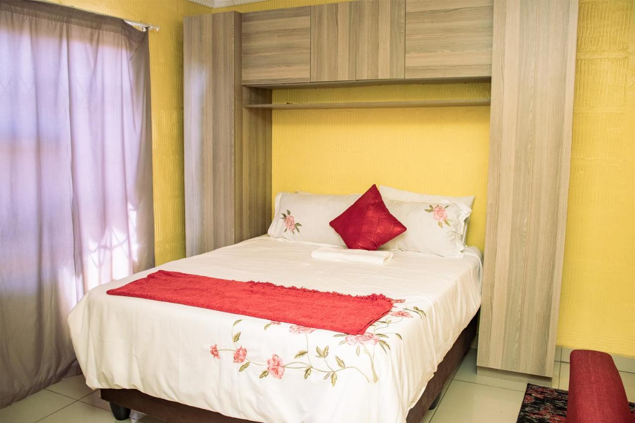 Phomolong Guest House Soweto Bagian luar foto
