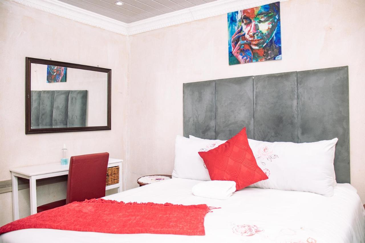 Phomolong Guest House Soweto Bagian luar foto