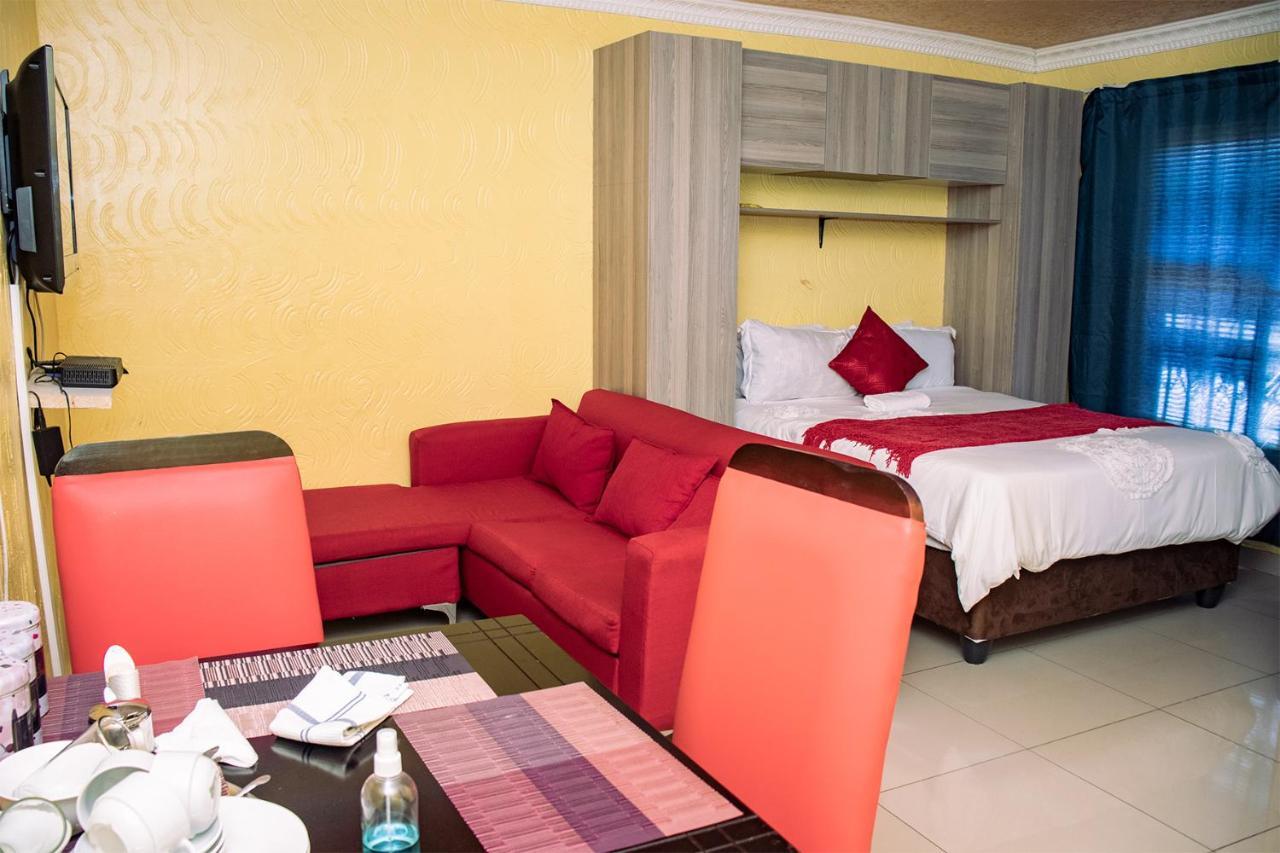 Phomolong Guest House Soweto Bagian luar foto
