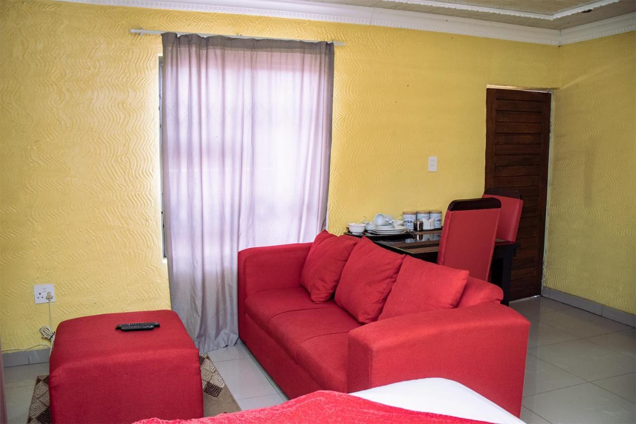 Phomolong Guest House Soweto Bagian luar foto