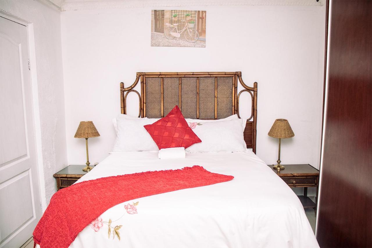 Phomolong Guest House Soweto Bagian luar foto