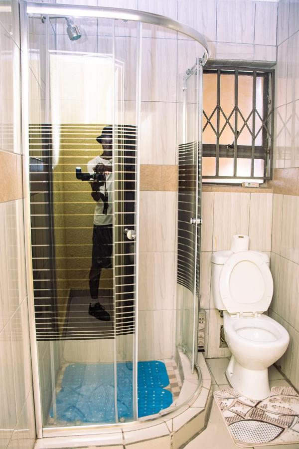 Phomolong Guest House Soweto Bagian luar foto