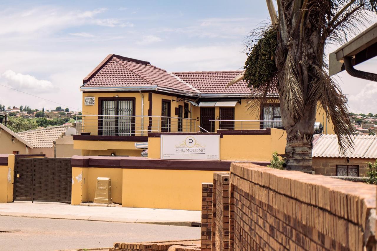 Phomolong Guest House Soweto Bagian luar foto
