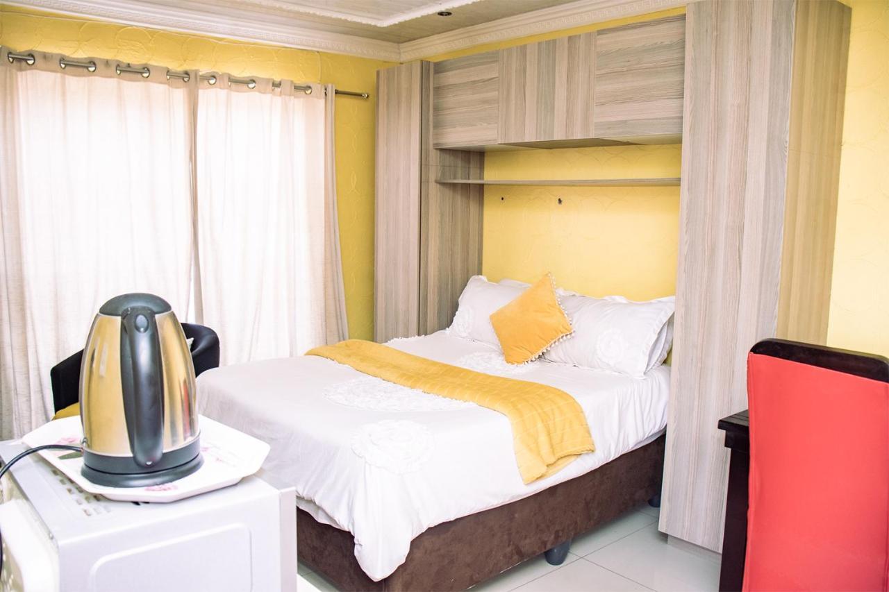 Phomolong Guest House Soweto Bagian luar foto