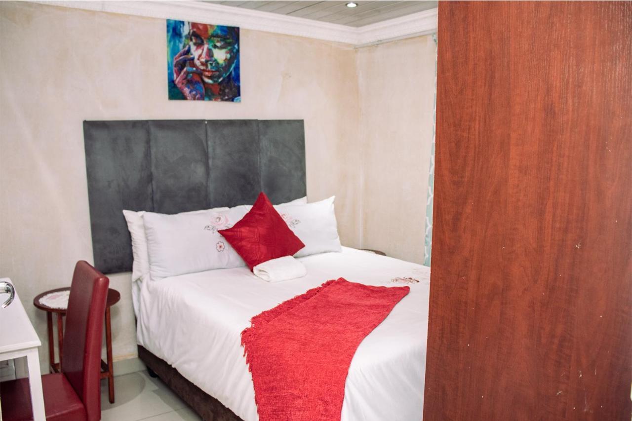Phomolong Guest House Soweto Bagian luar foto