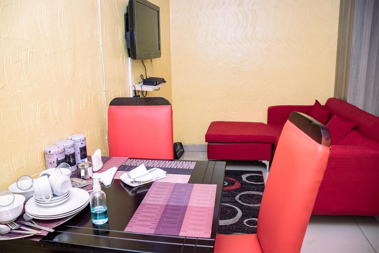 Phomolong Guest House Soweto Bagian luar foto