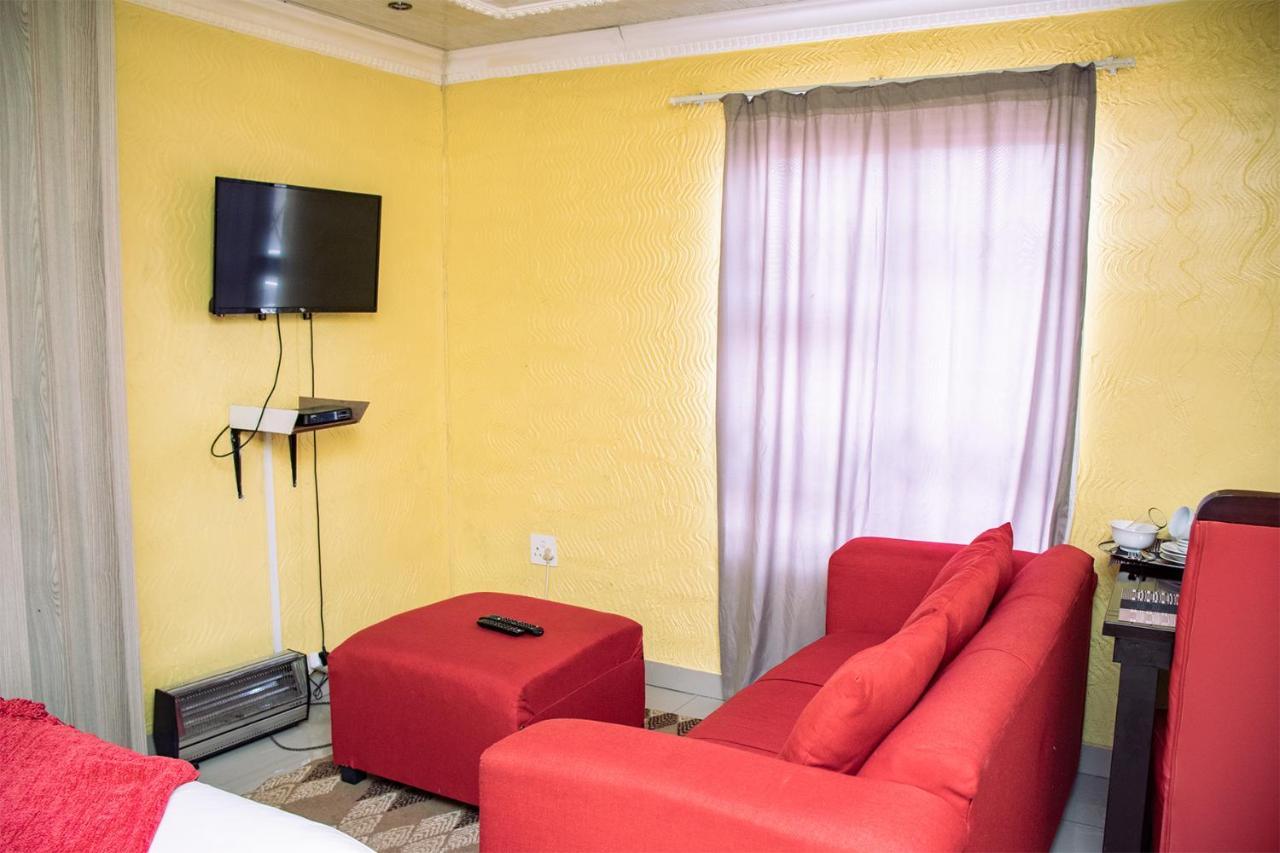 Phomolong Guest House Soweto Bagian luar foto