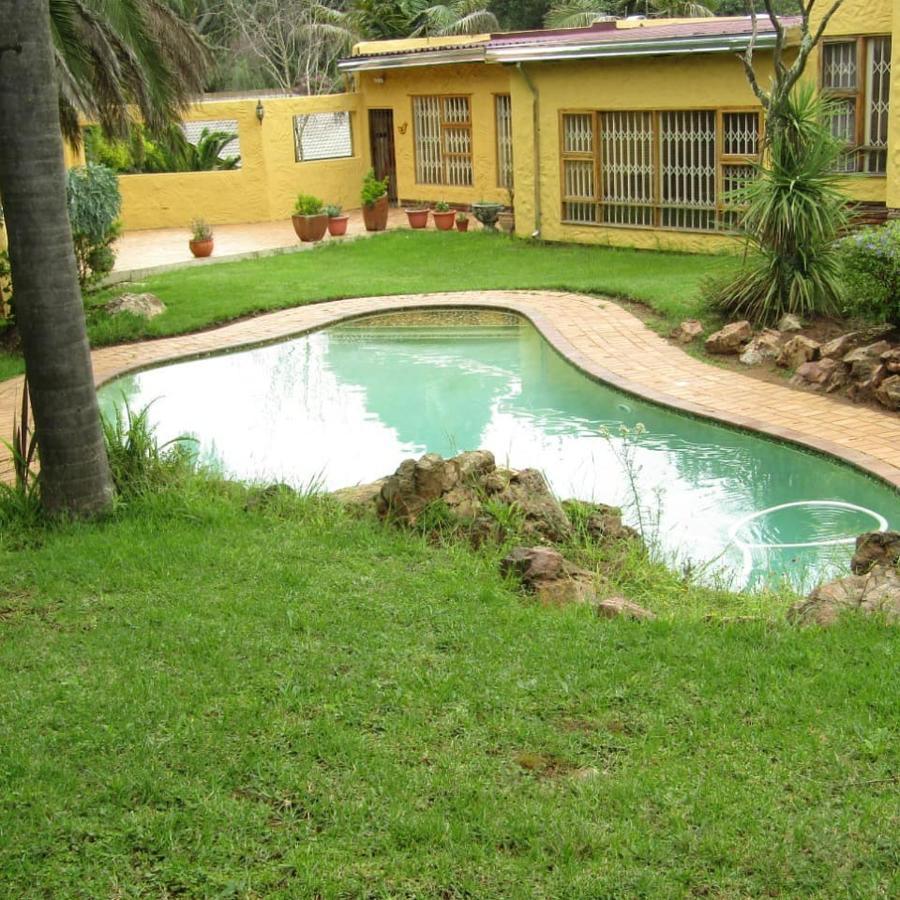 Phomolong Guest House Soweto Bagian luar foto