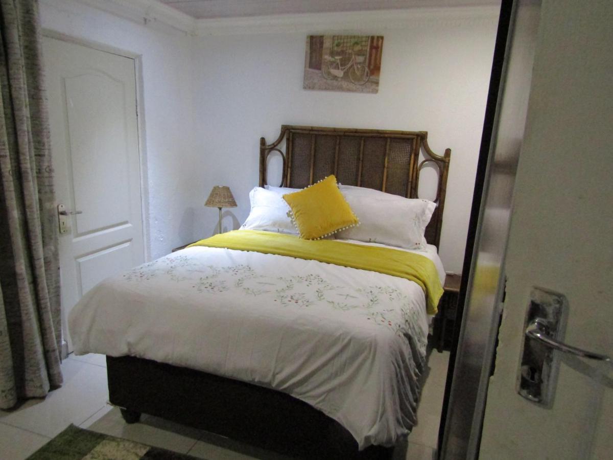 Phomolong Guest House Soweto Bagian luar foto