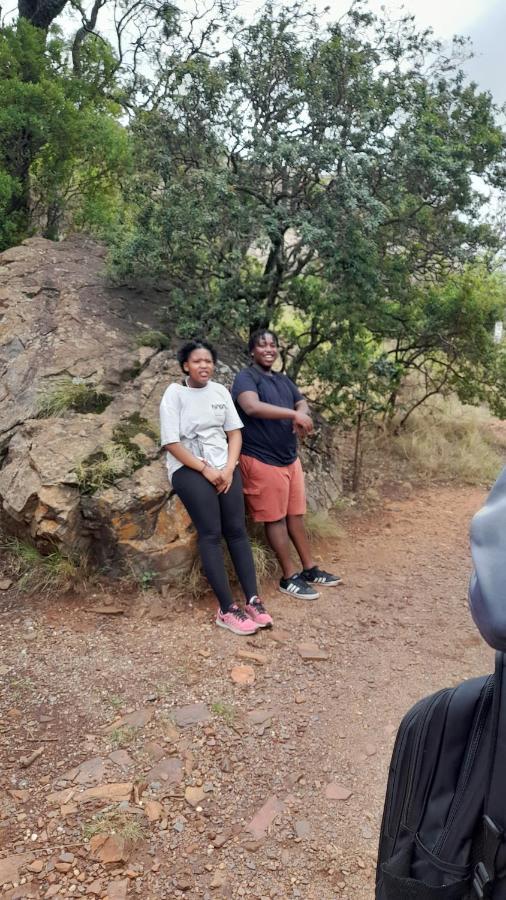 Phomolong Guest House Soweto Bagian luar foto